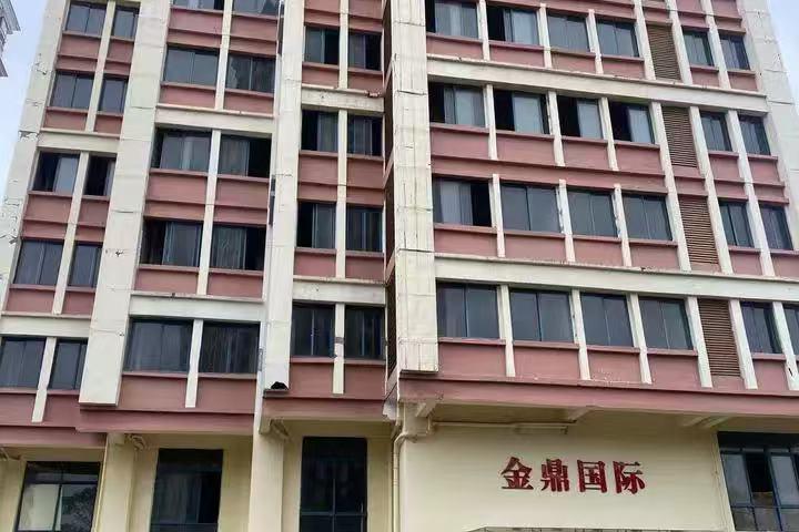 东兴市滨湖路11号金鼎·国际花园6#楼地下车库1号