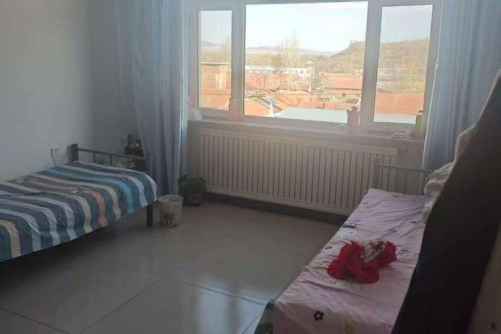 位于赤峰市林西县官地镇语录街76号官地镇政府商贸二期1号楼3单元3042室。